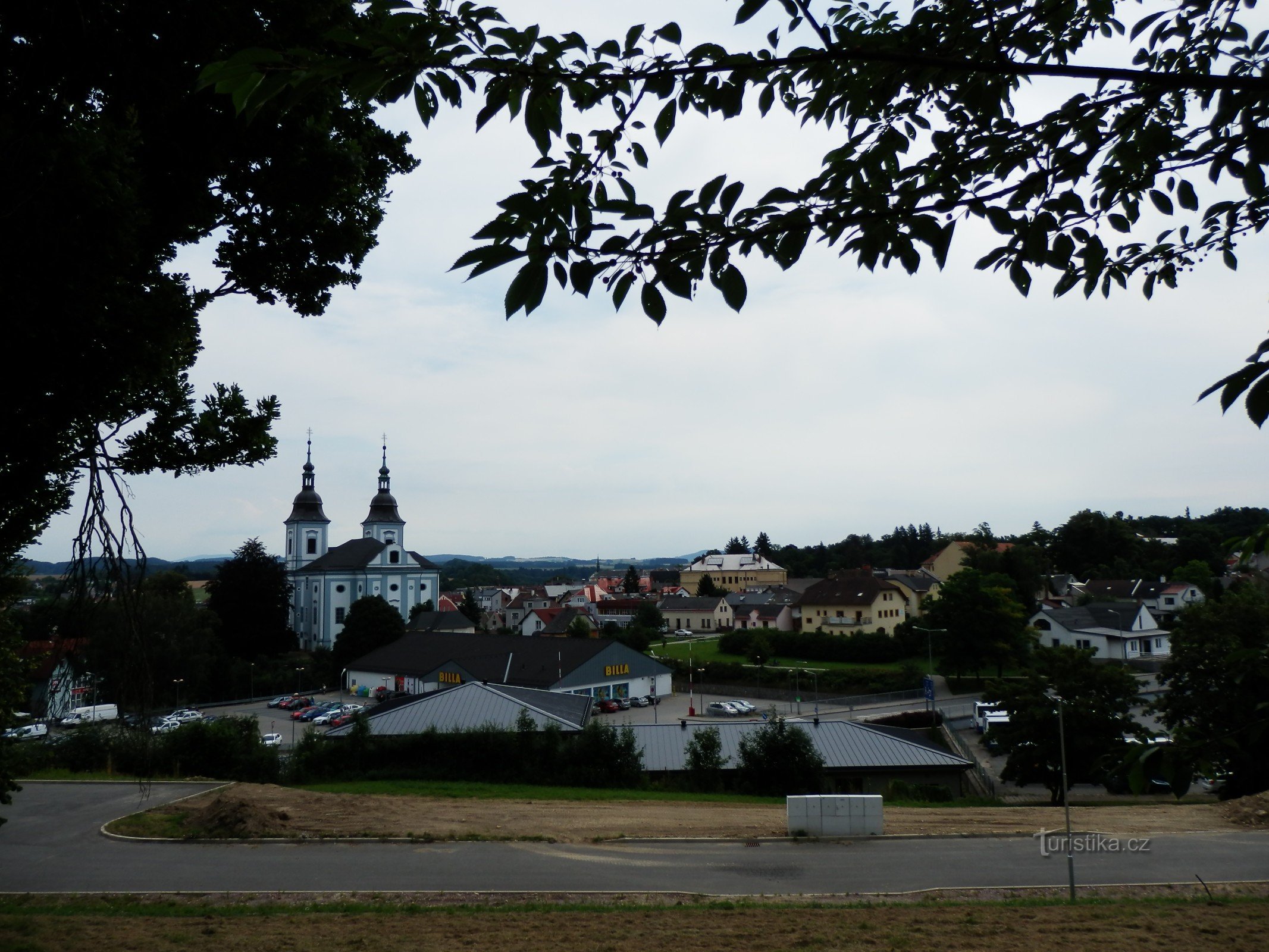 pohled na město z cesty k rozhledně