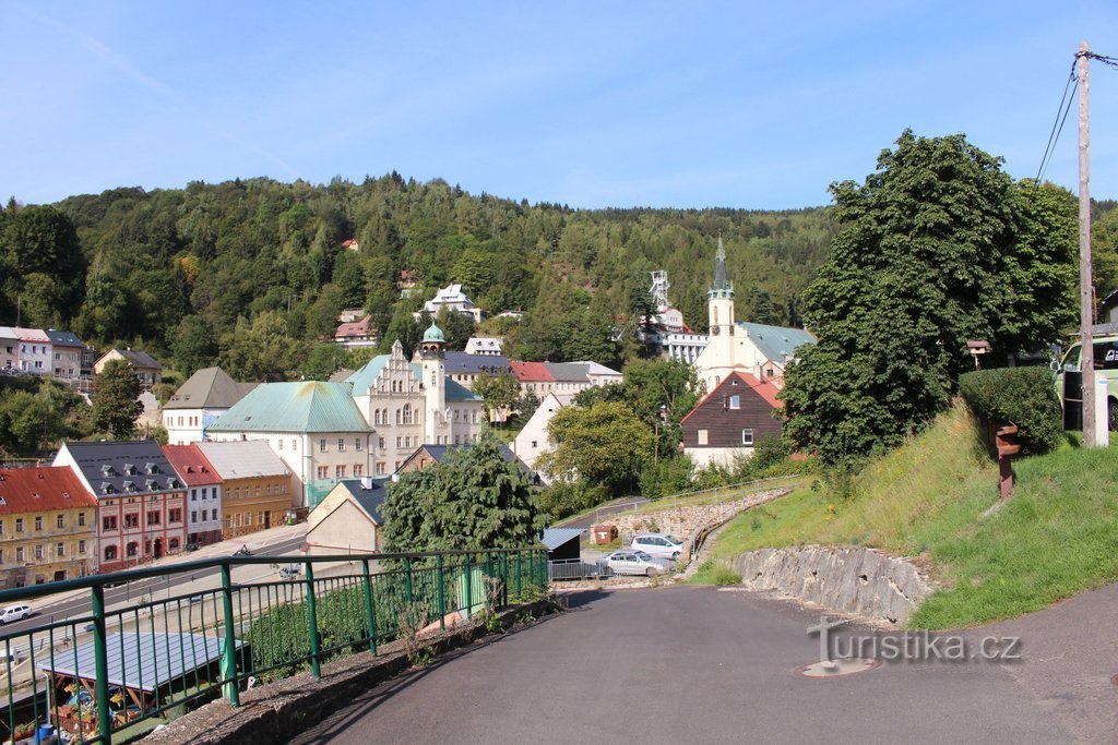 Blick auf die Stadt vom Weg zur Kapelle