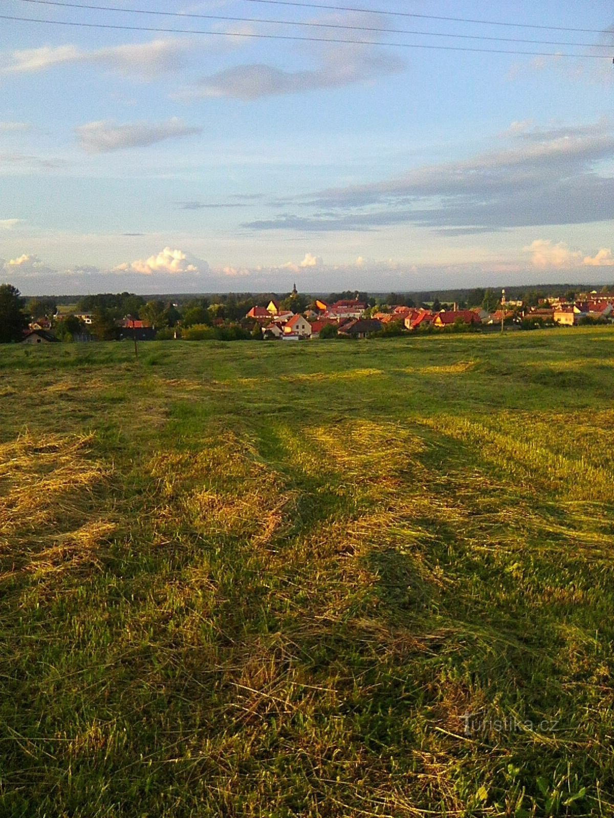 Blick auf die Stadt Ledenice vom Hügel unterhalb von Mysletín.