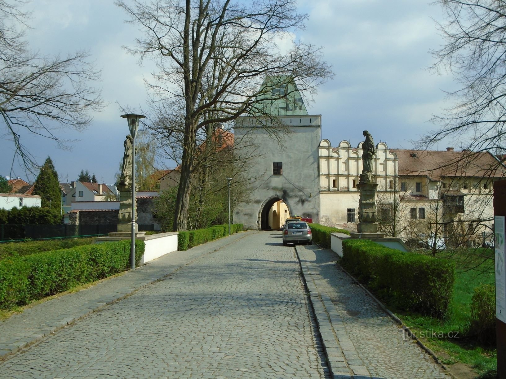 Uitzicht op de brug tussen het kasteel en Příhrádek (Pardubice, 17.4.2018/XNUMX/XNUMX)