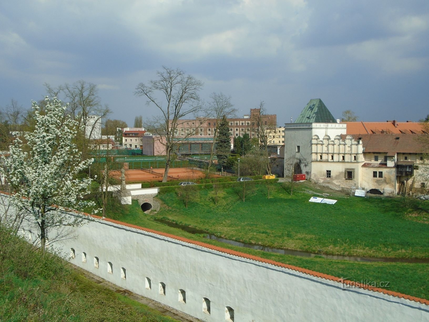 Vista del puente entre el castillo y Příhrádek (Pardubice, 17.4.2018/XNUMX/XNUMX)
