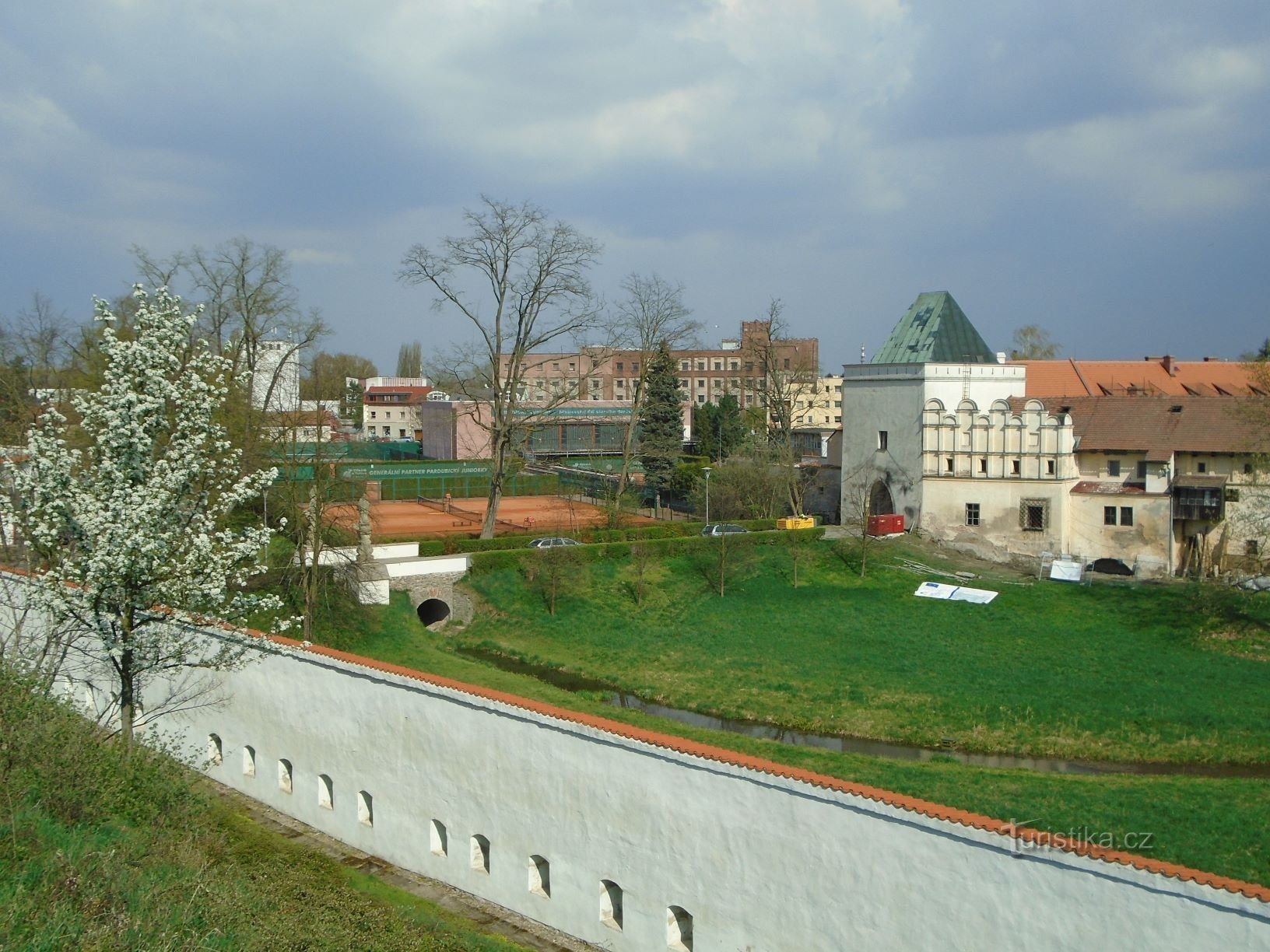 Utsikt över bron mellan slottet och Příhrádek (Pardubice, 17.4.2018/XNUMX/XNUMX)