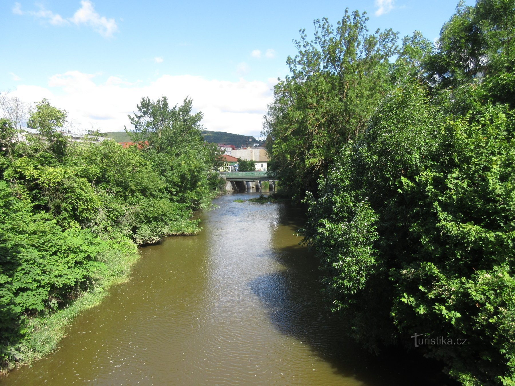 Une vue du pont sur lequel on revient aux murs