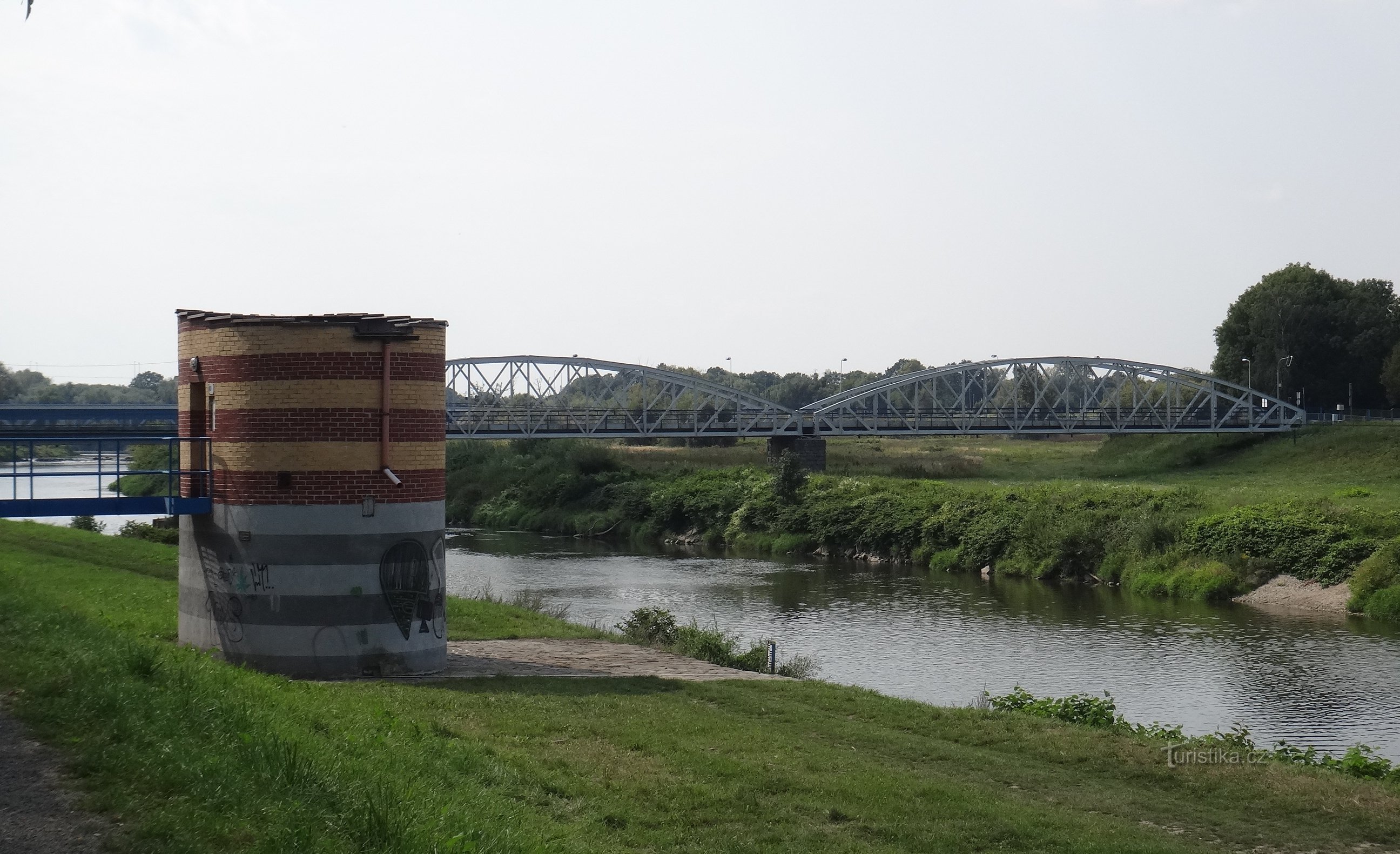näkymä joen yli Puolaan johtavalta sillalta