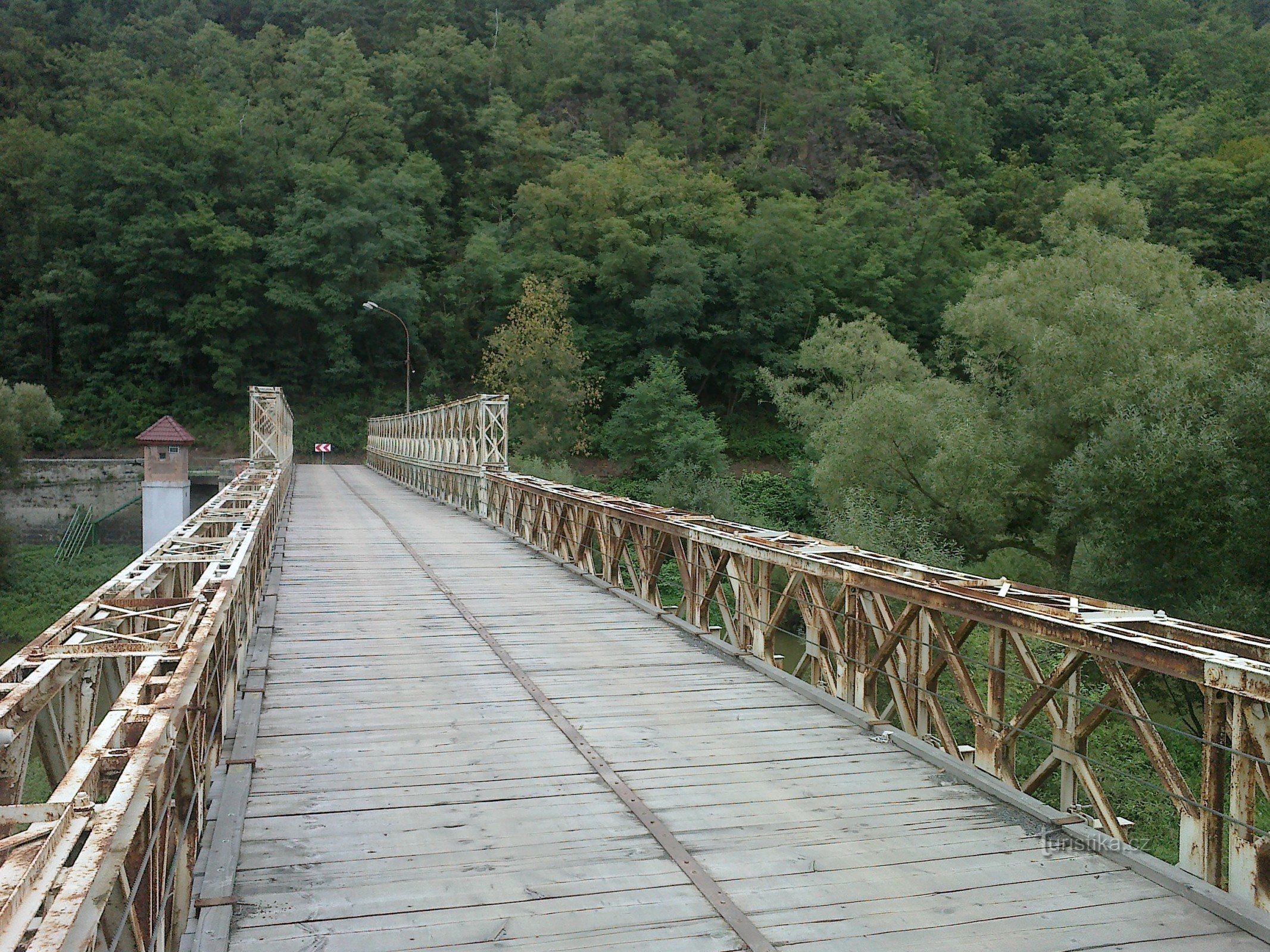 Kilátás a hídra a város irányába