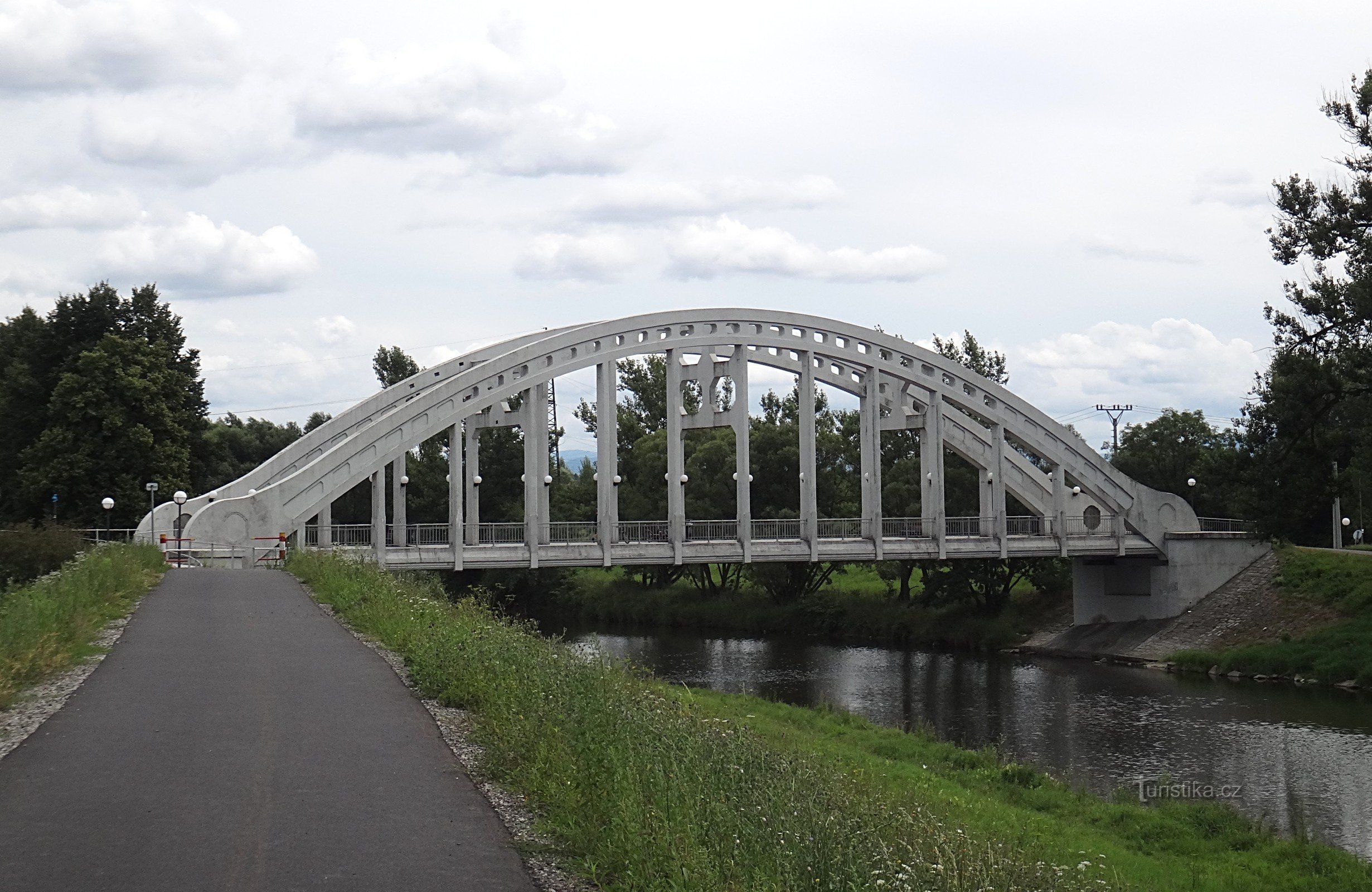 widok na most ze ścieżki rowerowej