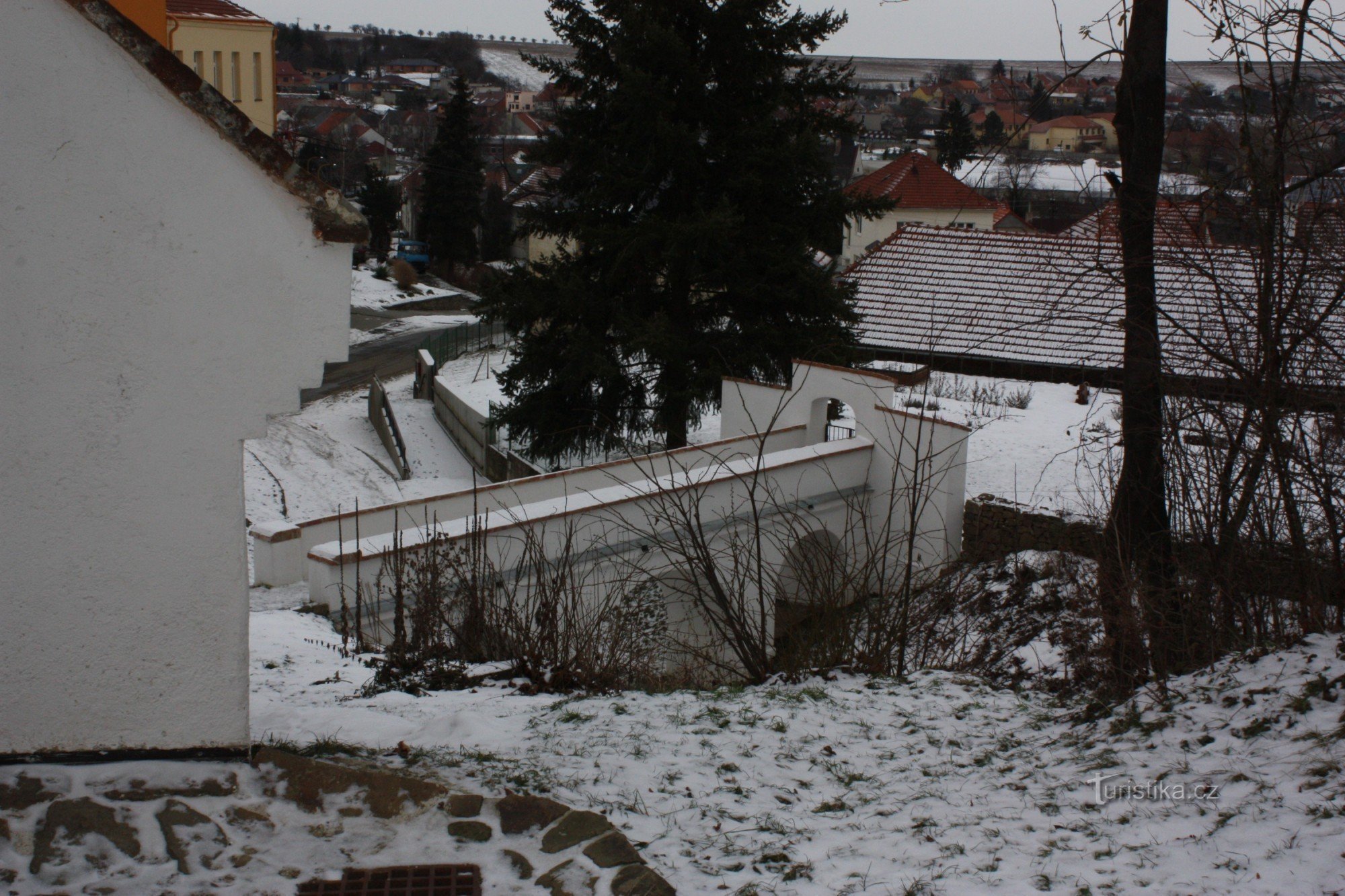 Widok na most prowadzący do ogrodu parafialnego w Otaslavicach