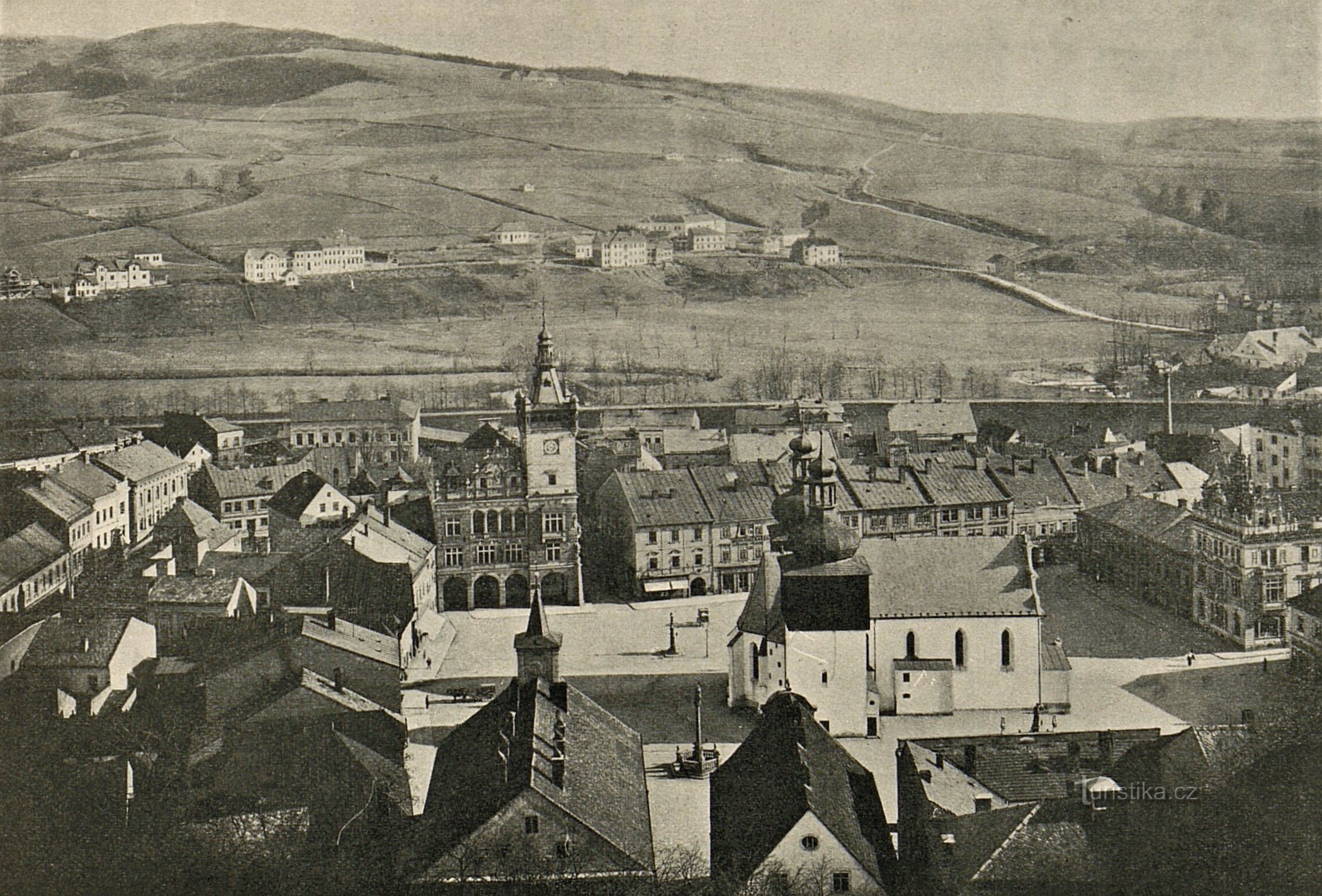 Vista de Náchod desde el castillo de principios del siglo XX (probablemente entre 20-1902)