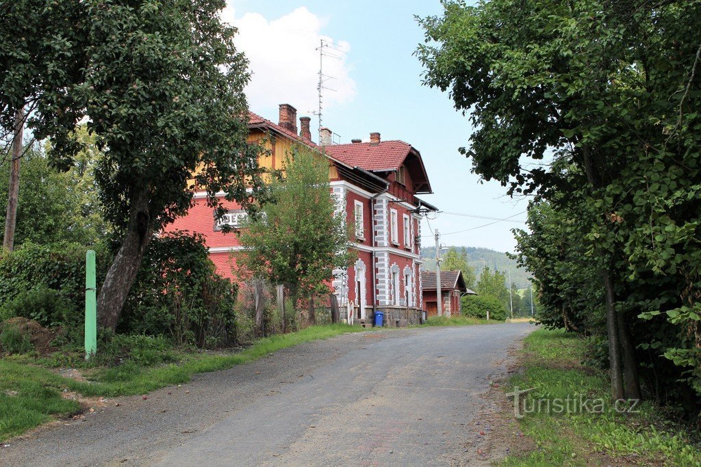 Widok dworca z ulicy na wieś