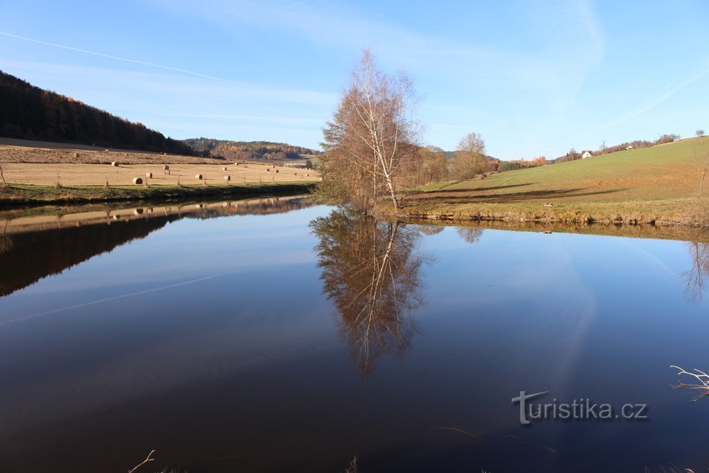 Utsikt över reservoaren från dammen