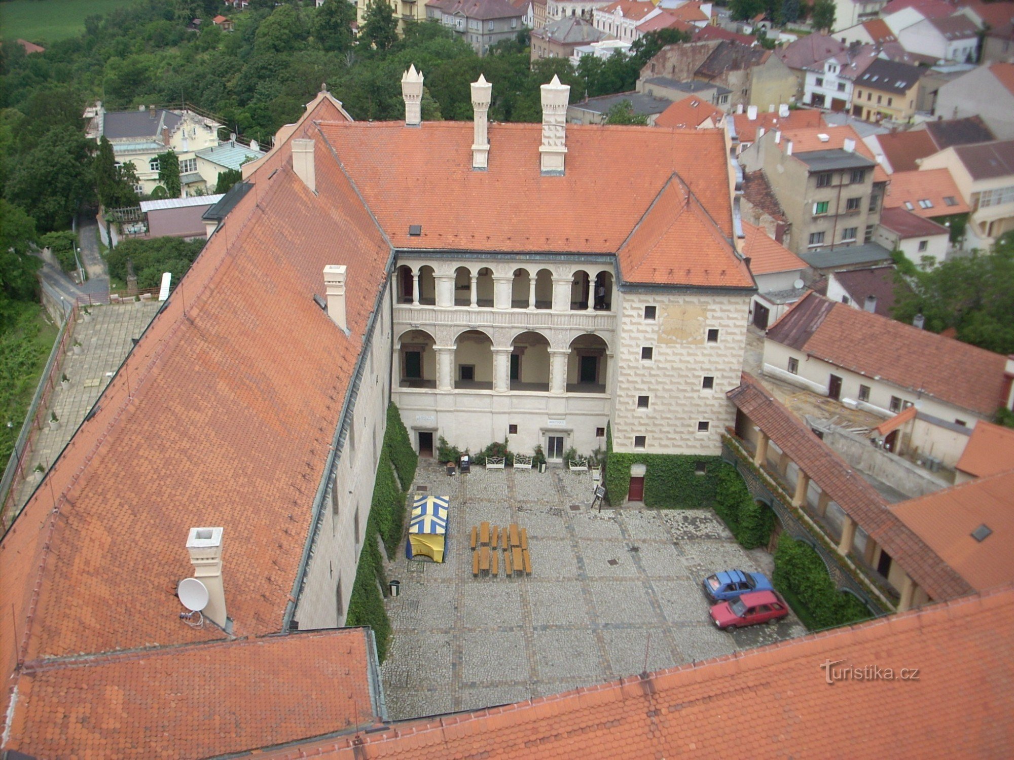 kilátás nyílik a Mělník-kastély udvarára