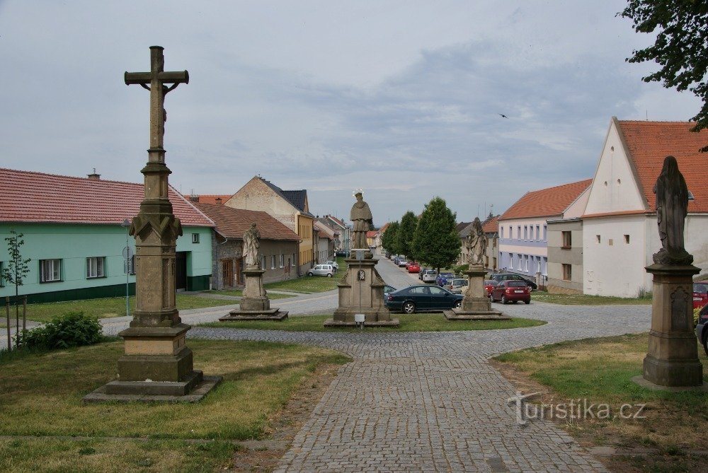 zicht op het plein vanuit de kerk