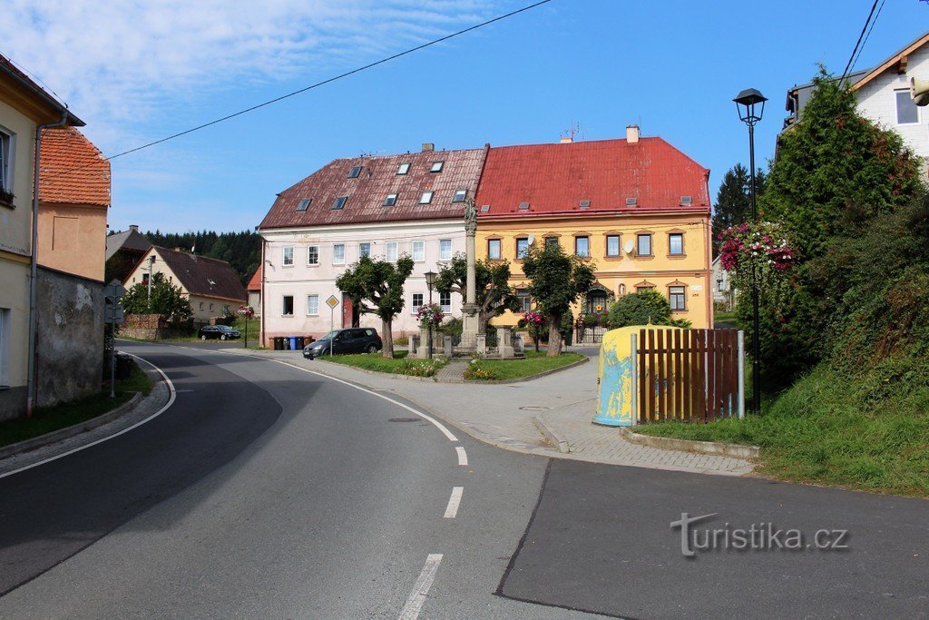 Blick auf den Platz von Osten