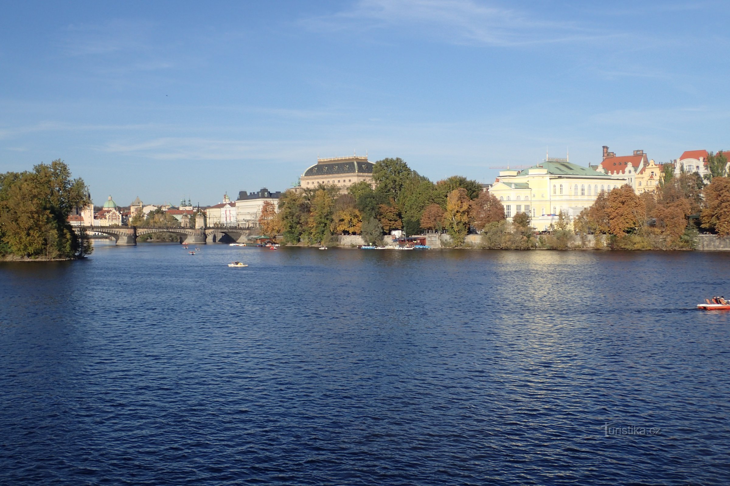 Utsikt över nationalteatern över floden Moldau.