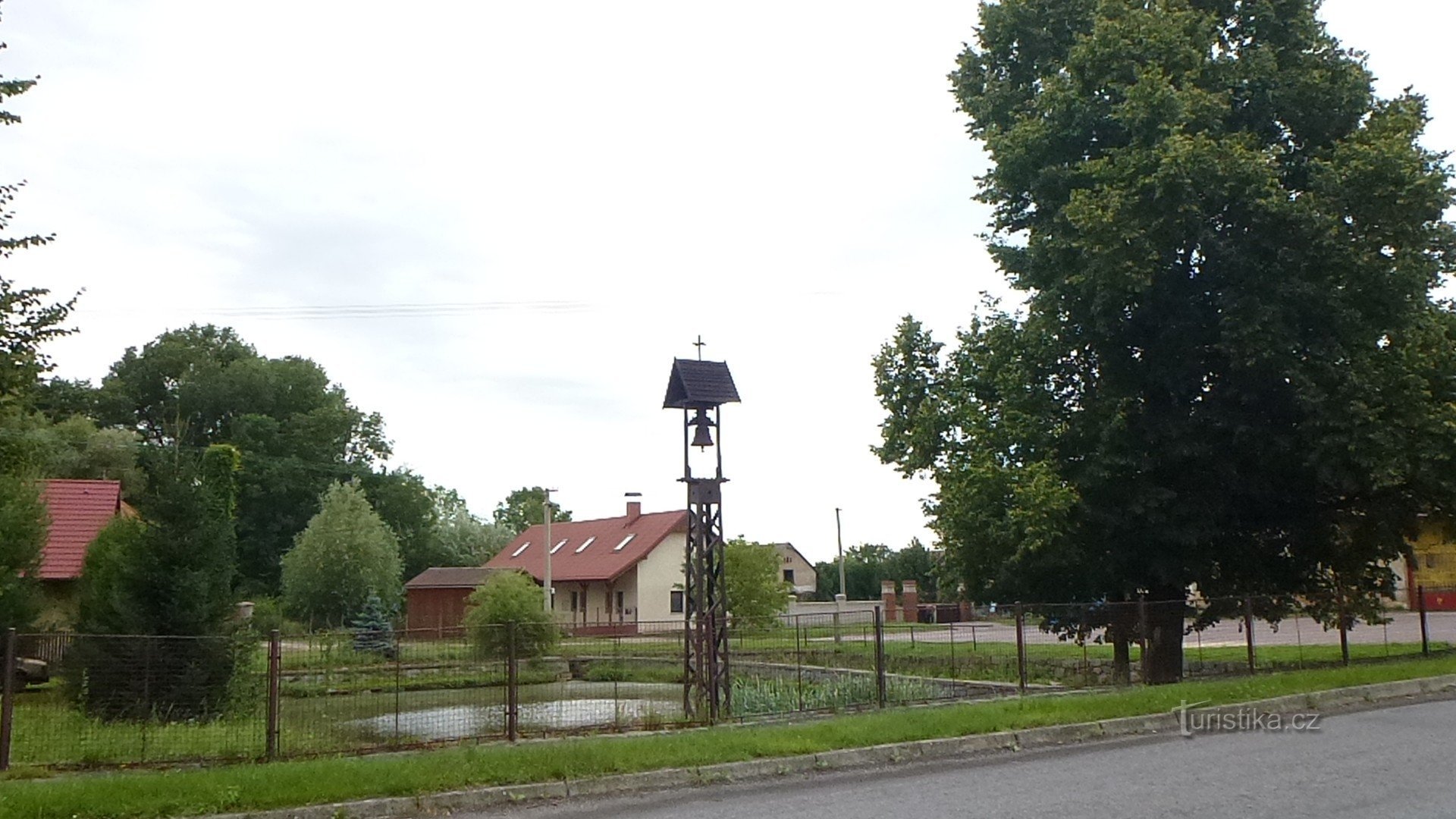 zicht op de oplegger - klokkentoren op de voorgrond