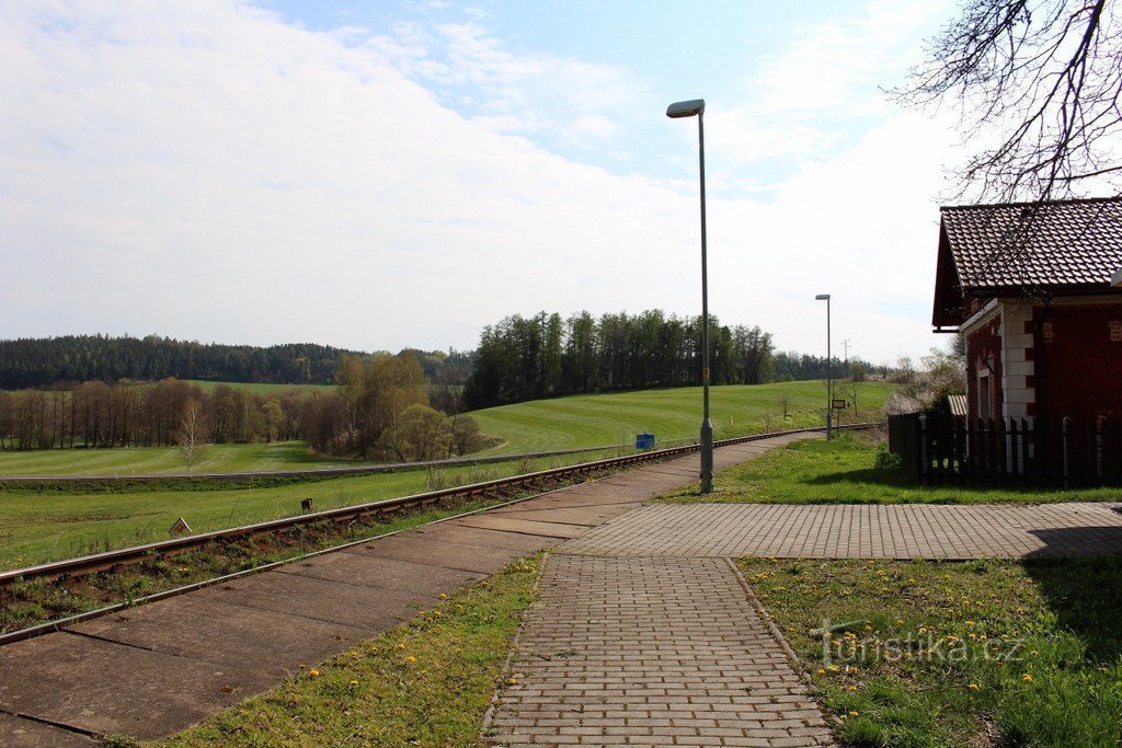 Uitzicht op de heuvel met het fort Kašovice