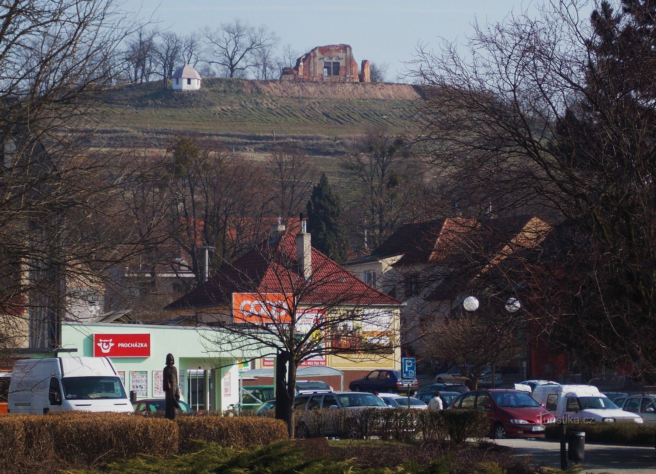 vue sur le vieux château perché avec les ruines de la chapelle de St. Floriane