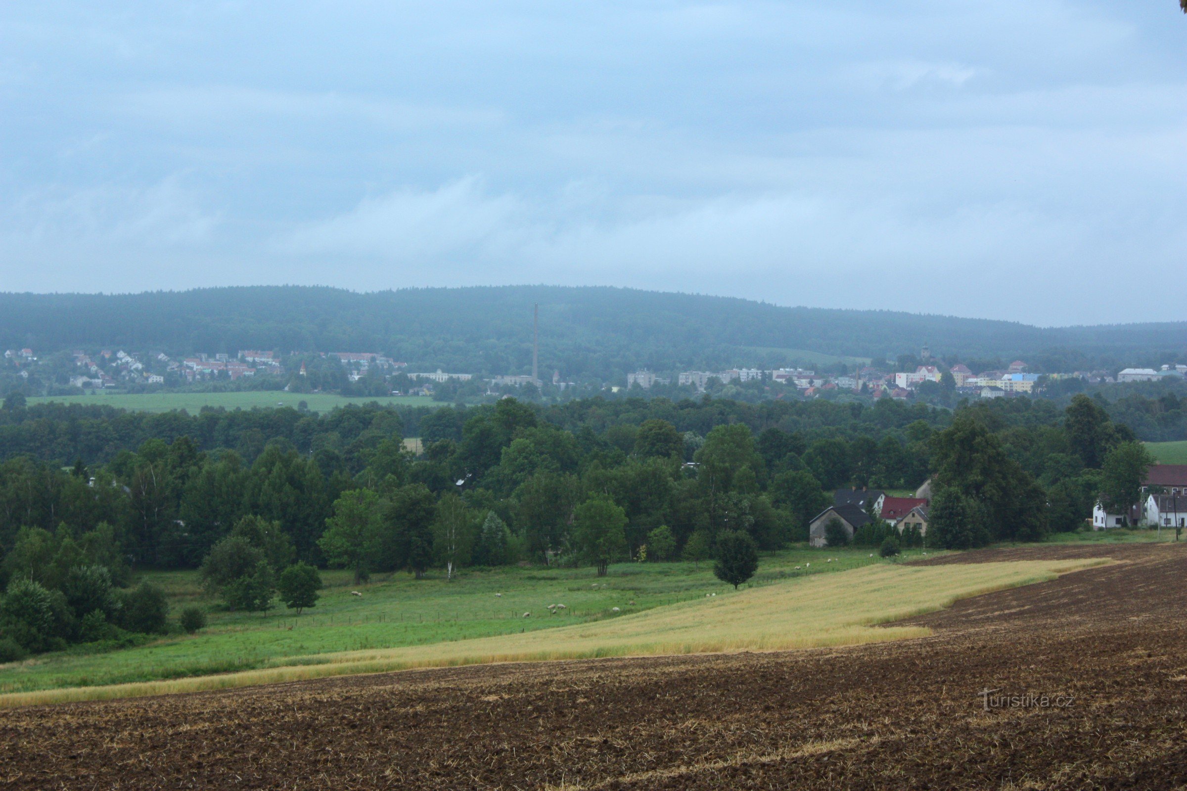 Gezicht op New Town onder Smrkem