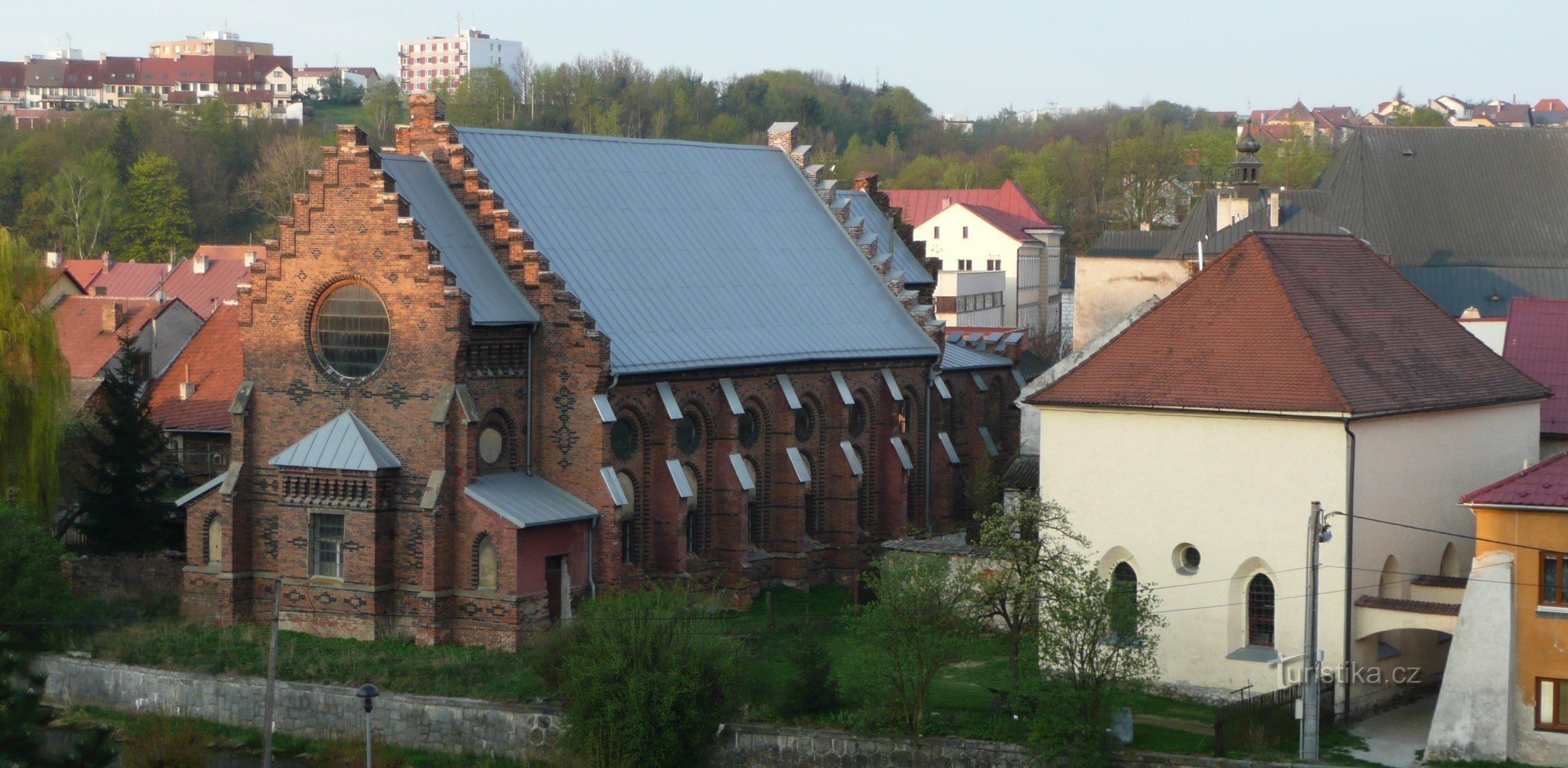 Utsikt över den nya och gamla synagogan