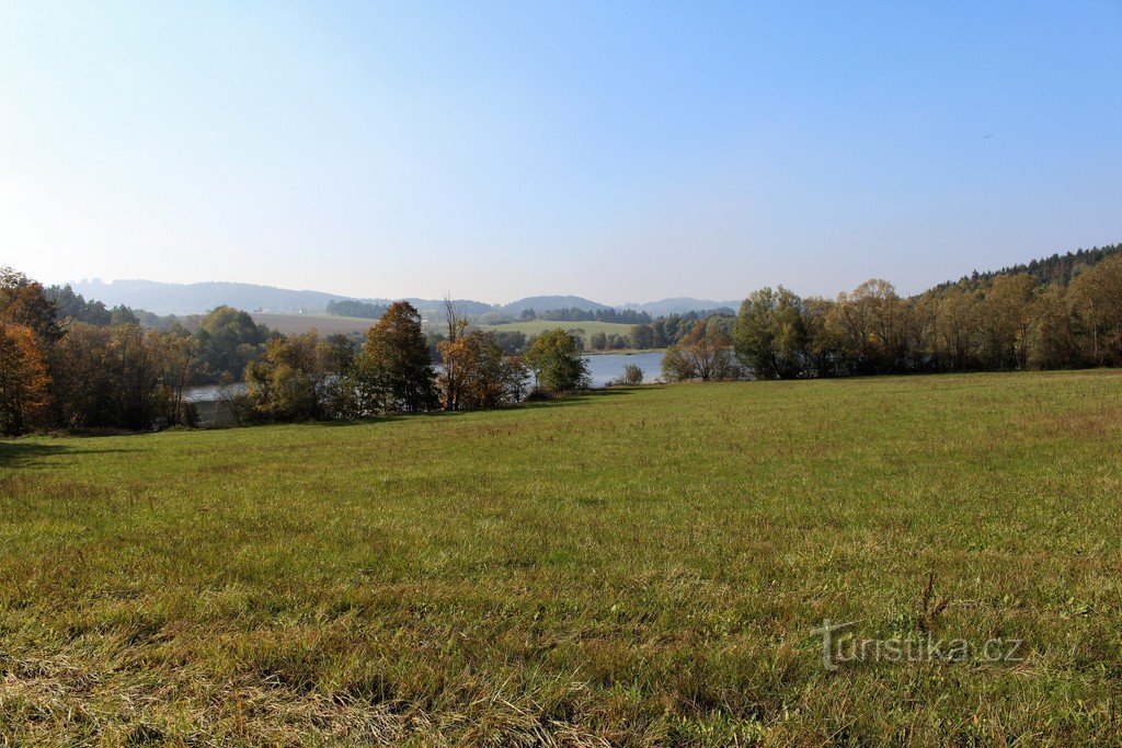 Vedere la Nový rybník de pe drumul spre Ústalče