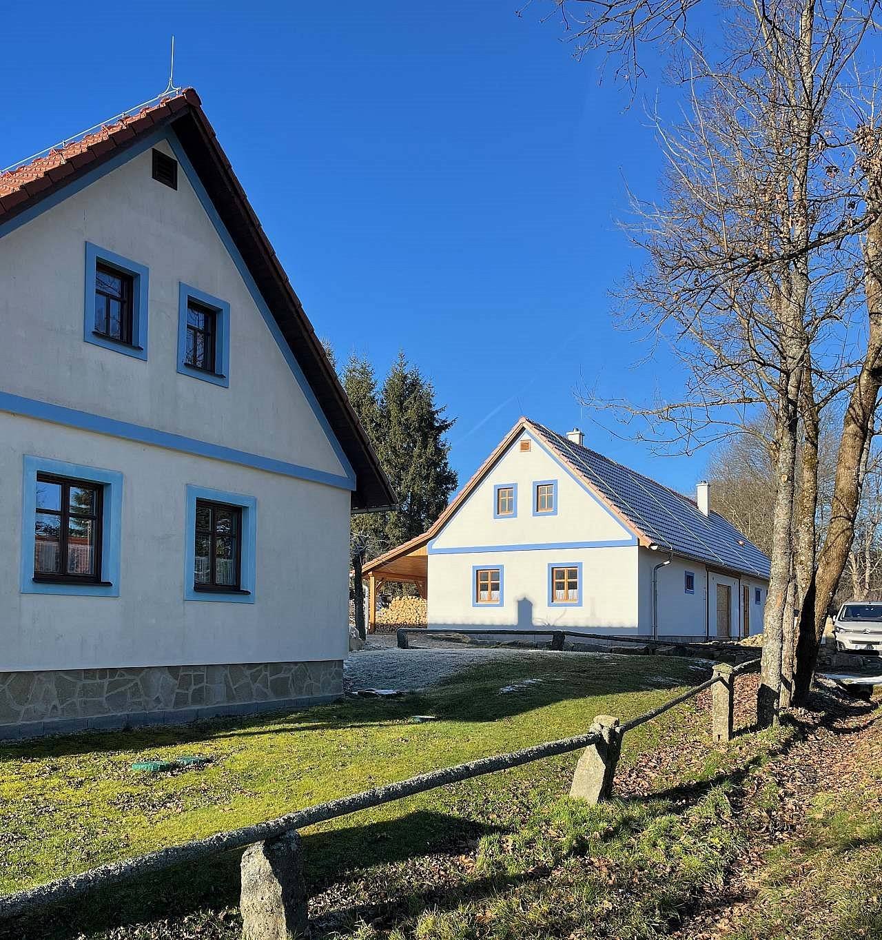 Pohled na obě chalupy Studený pramen