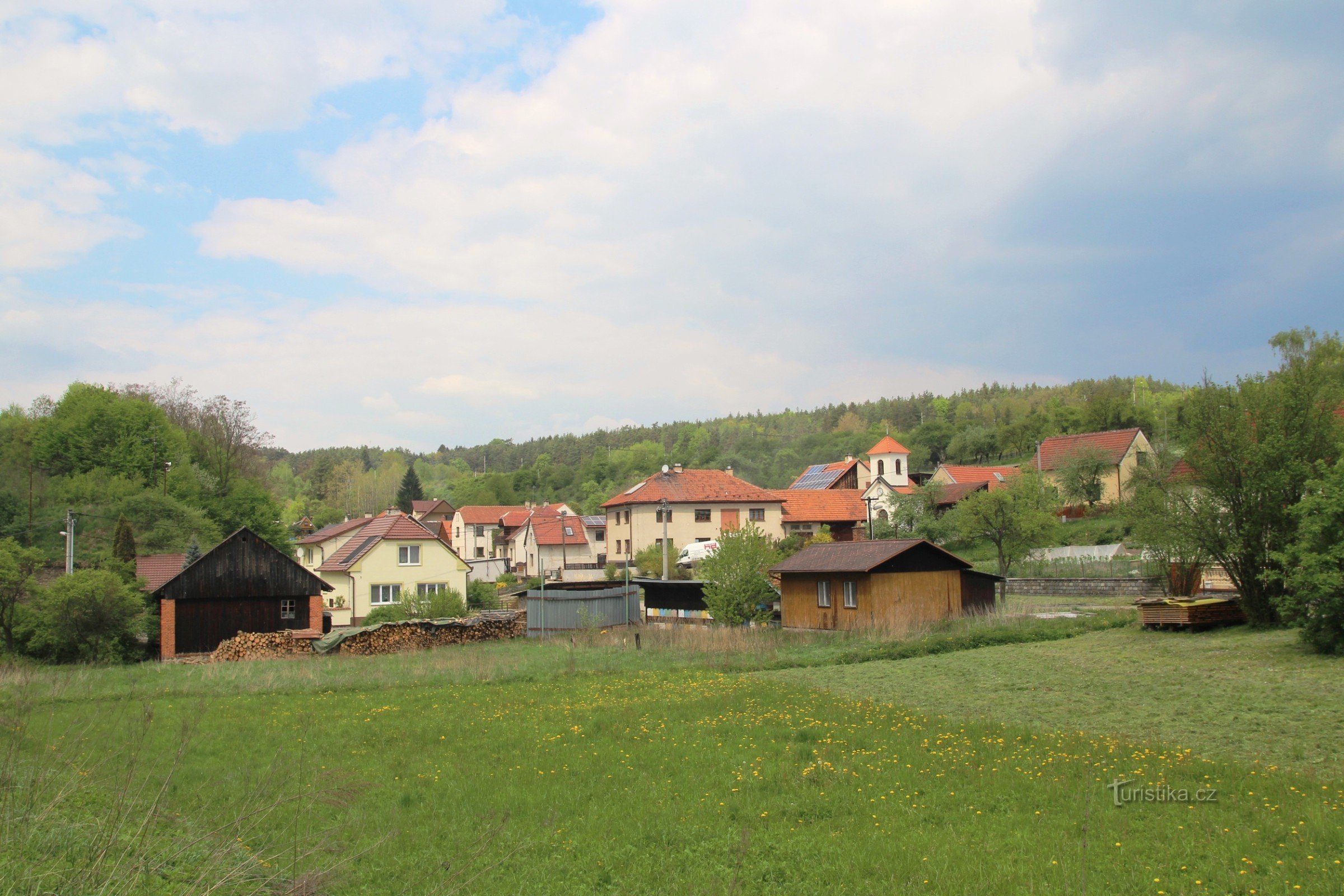 Udsigt over landsbyen Řikonín fra korsvejen