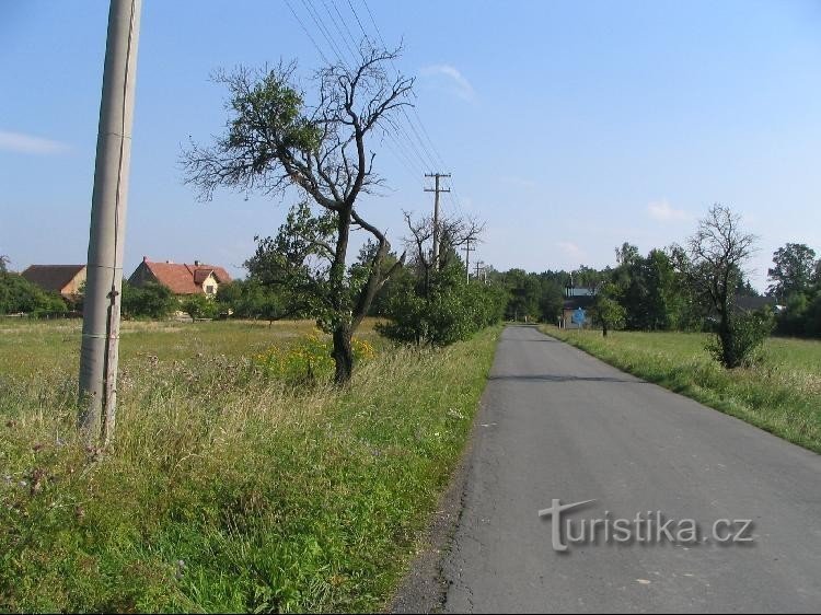 Utsikt över byn från strandvallen på Požaha