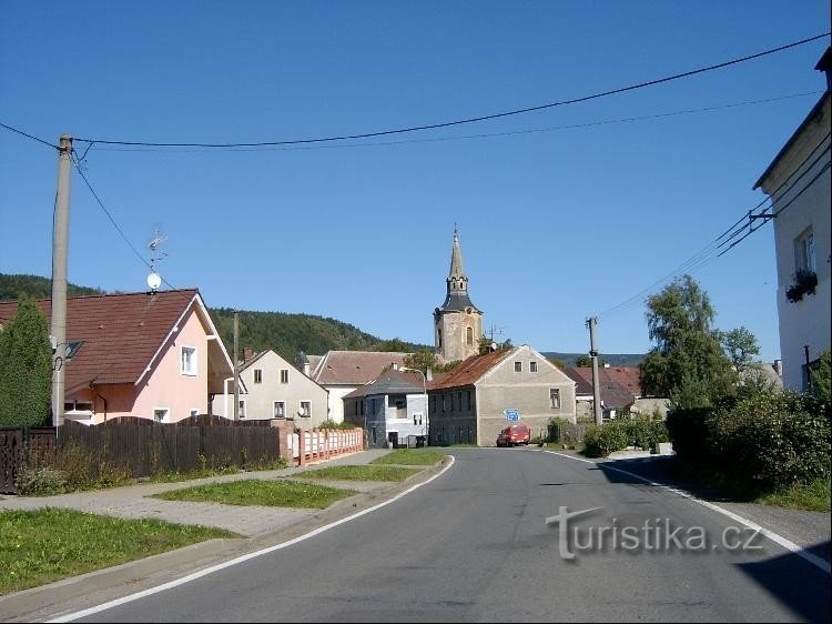 Blick auf das Dorf vom östlichen Teil: Im Dorf gibt es eine neunklassige Grundschule, einen Kindergarten