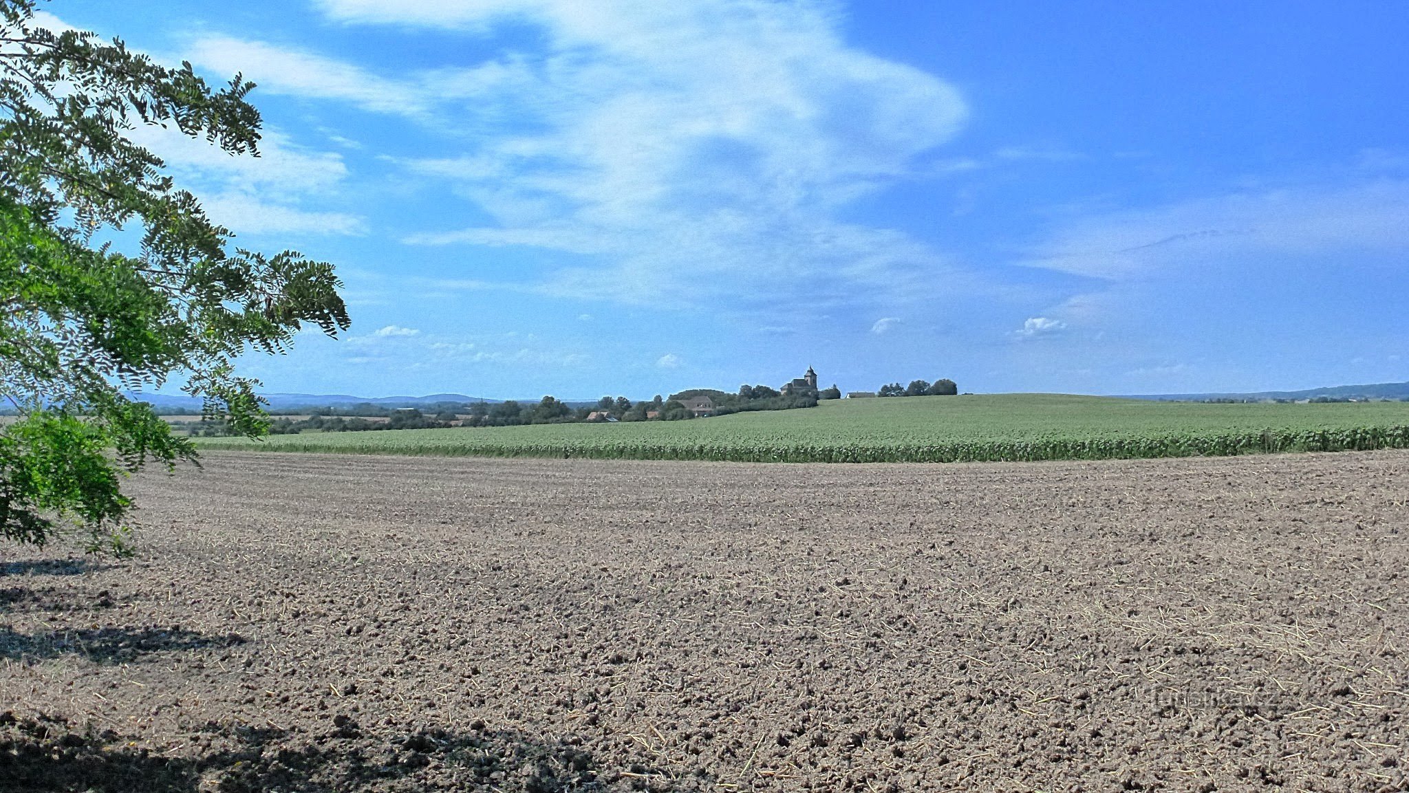 vista del pueblo desde la carretera Podhořany-Dolní bučice