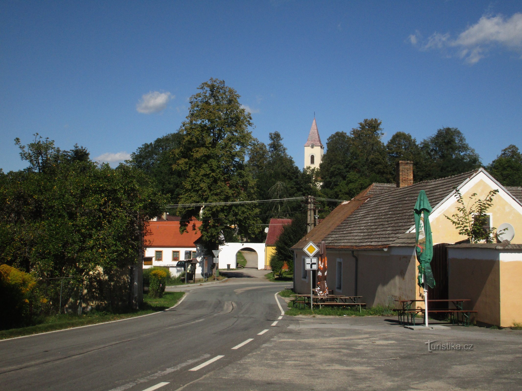 Chlum u Třeboňから来る国道153号線からの村の眺め