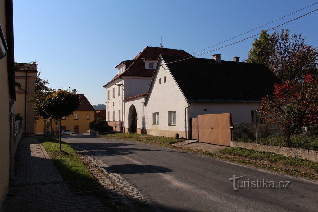 Widok urzędu gminy z plebanii