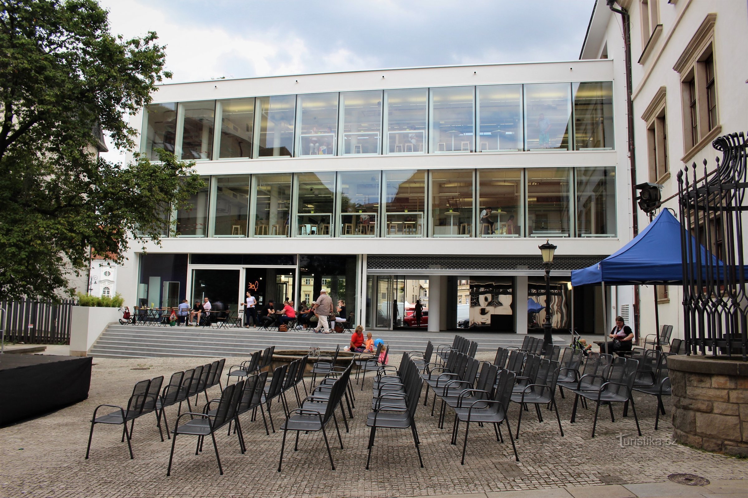 Udsigt over bygningen fra gården til det gamle rådhus