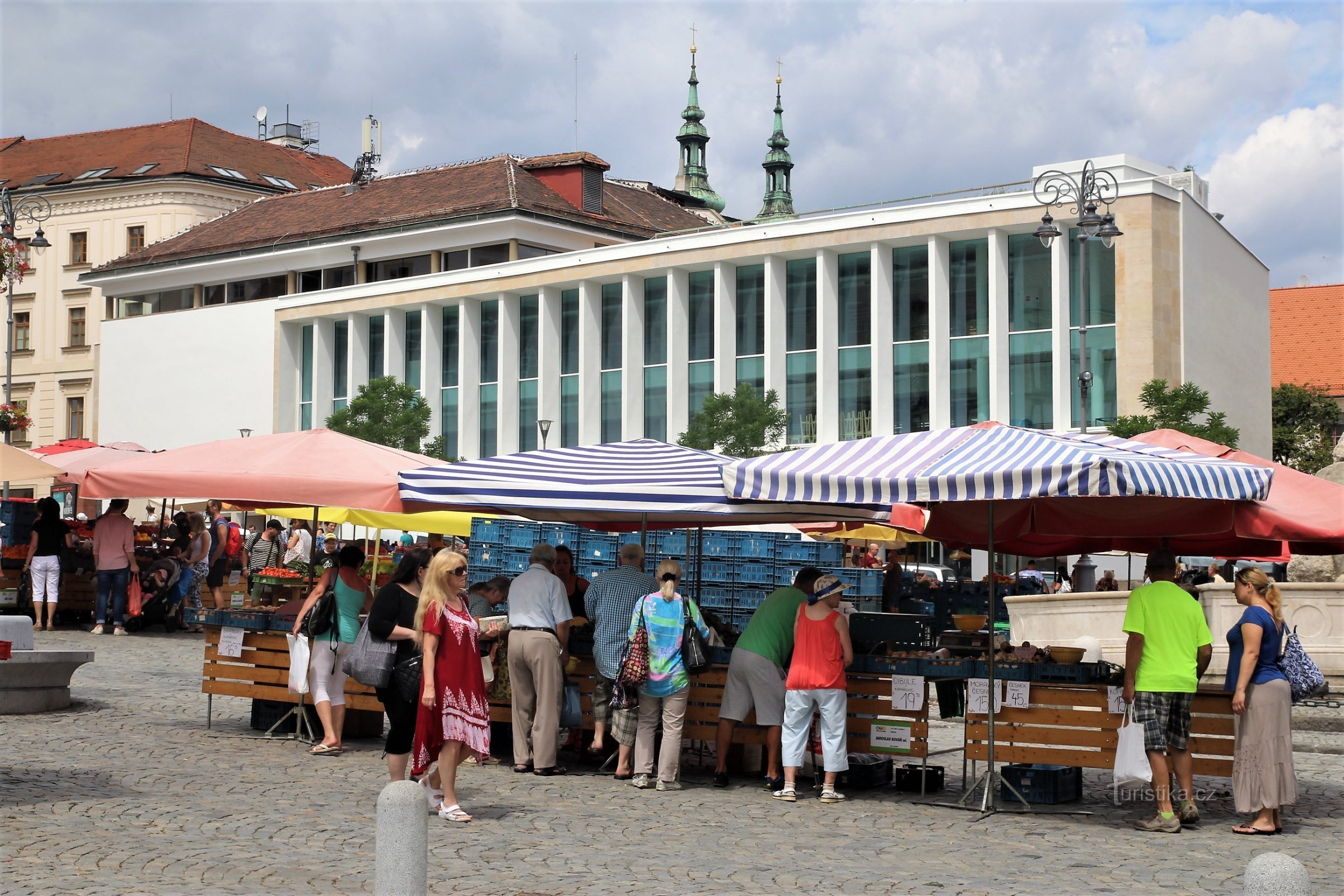 Utsikt över byggnaden från torget Zelný trh