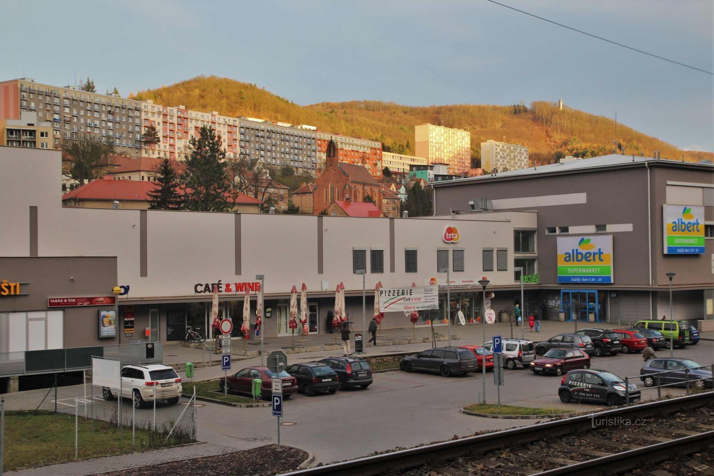 Näkymä Na Horcen rakennuksiin Nádražní-kadun ostoskeskuksesta