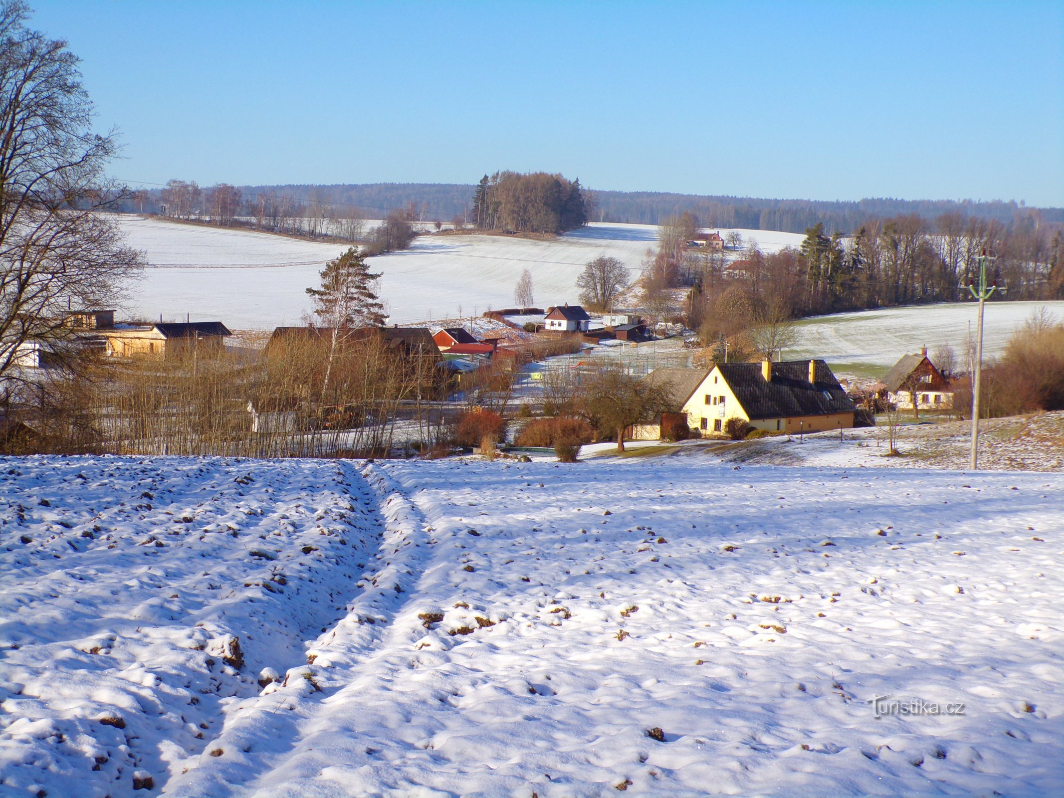 Widok na okolice kąpieliska i pustkowia (Mezilečí, 18.1.2022)