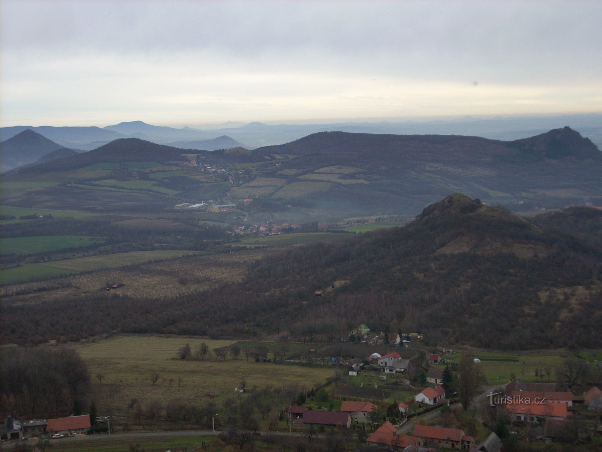 Kilátás a Český středohoří környező csúcsaira