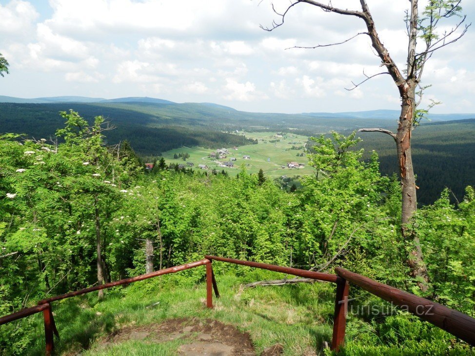 Widok na osadę Jizerka i północno-zachodnią część pasma górskiego