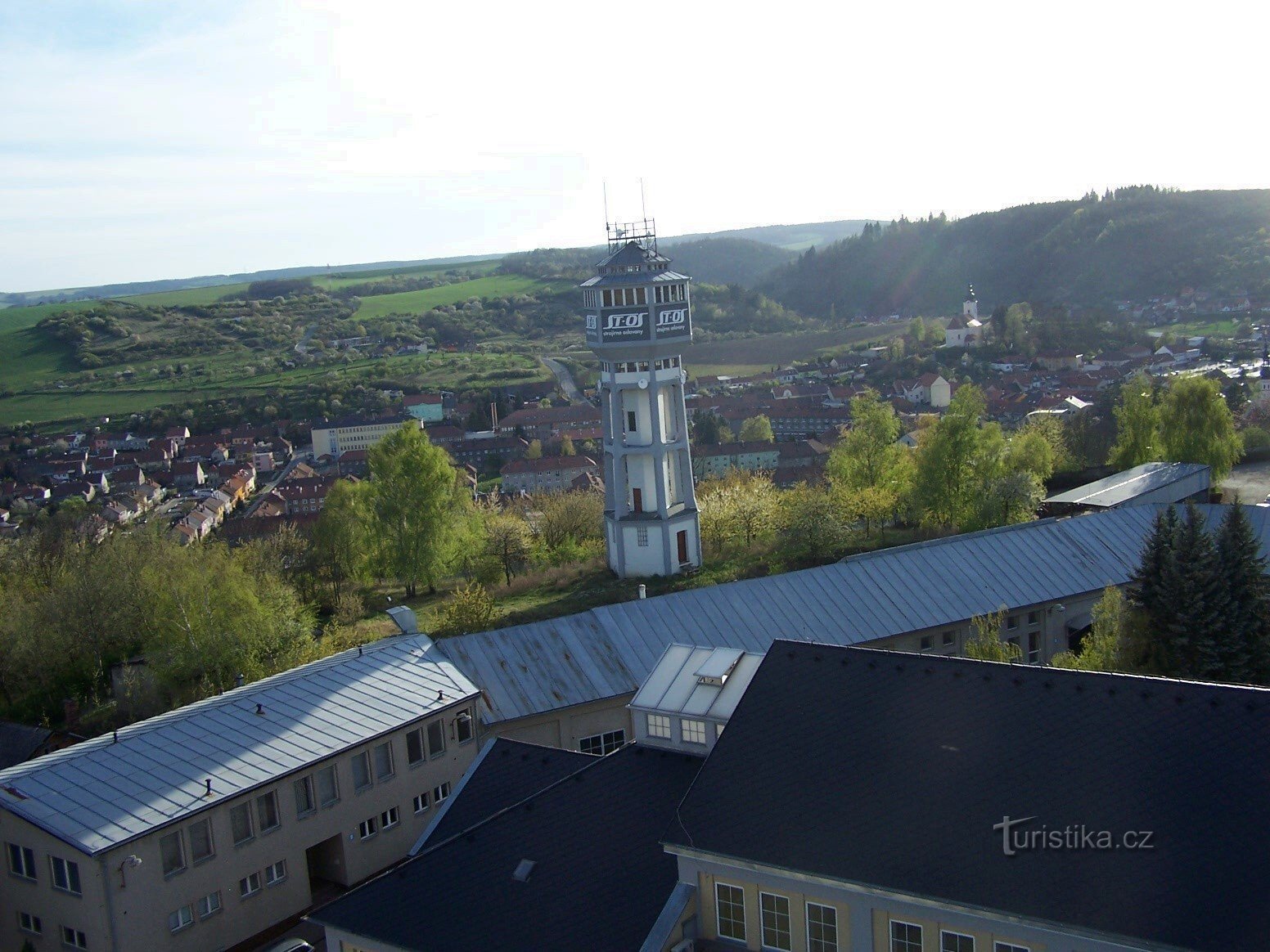 widok na Oslavany z zalewem na pierwszym planie