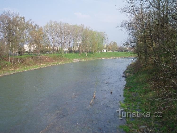 Blick auf Ostravici von der Fußgängerbrücke von Líškovec nach Sviadnov