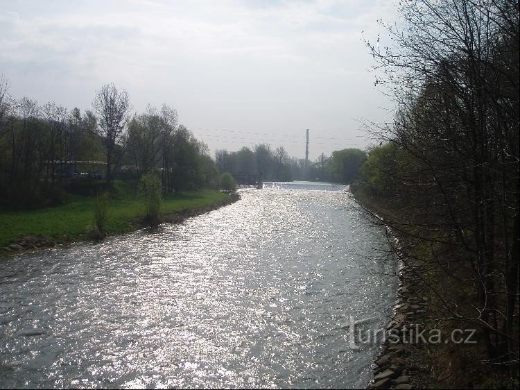 Blick auf Ostravici von der Fußgängerbrücke von Líškovec nach Sviadnov