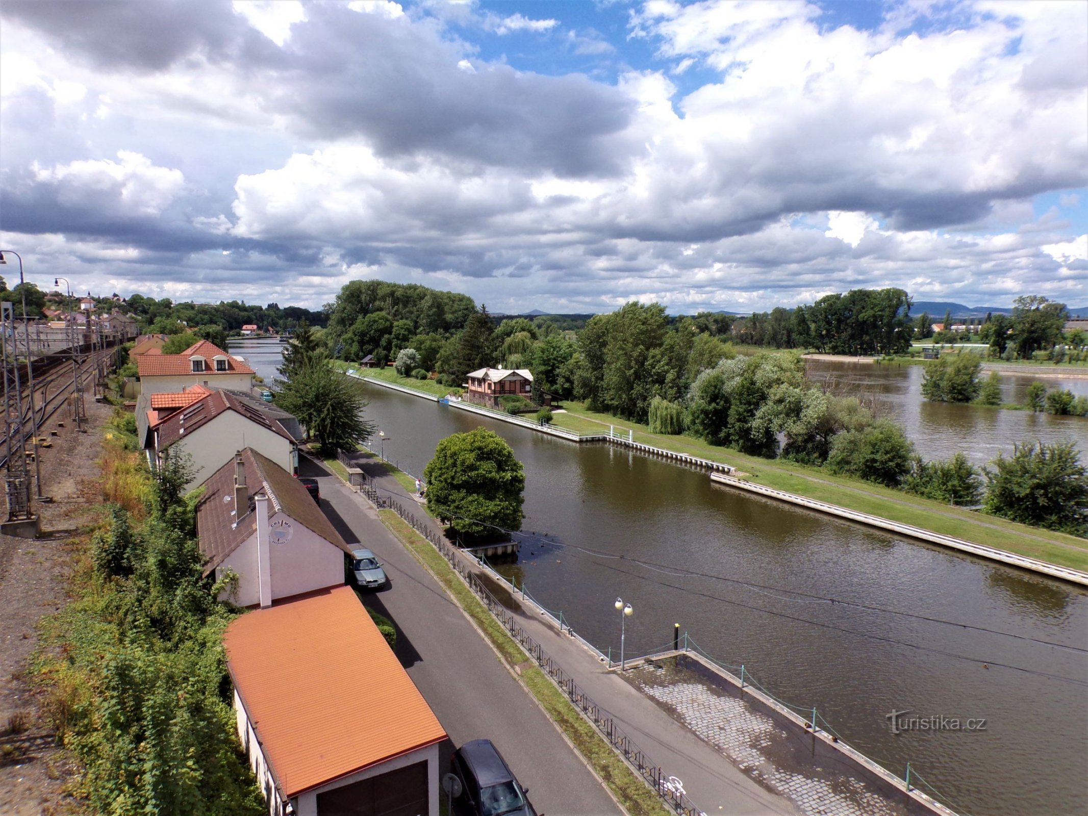 Blick auf die Insel von der Ervín-Špindler-Brücke (Roudnice nad Labem, 9.7.2021)