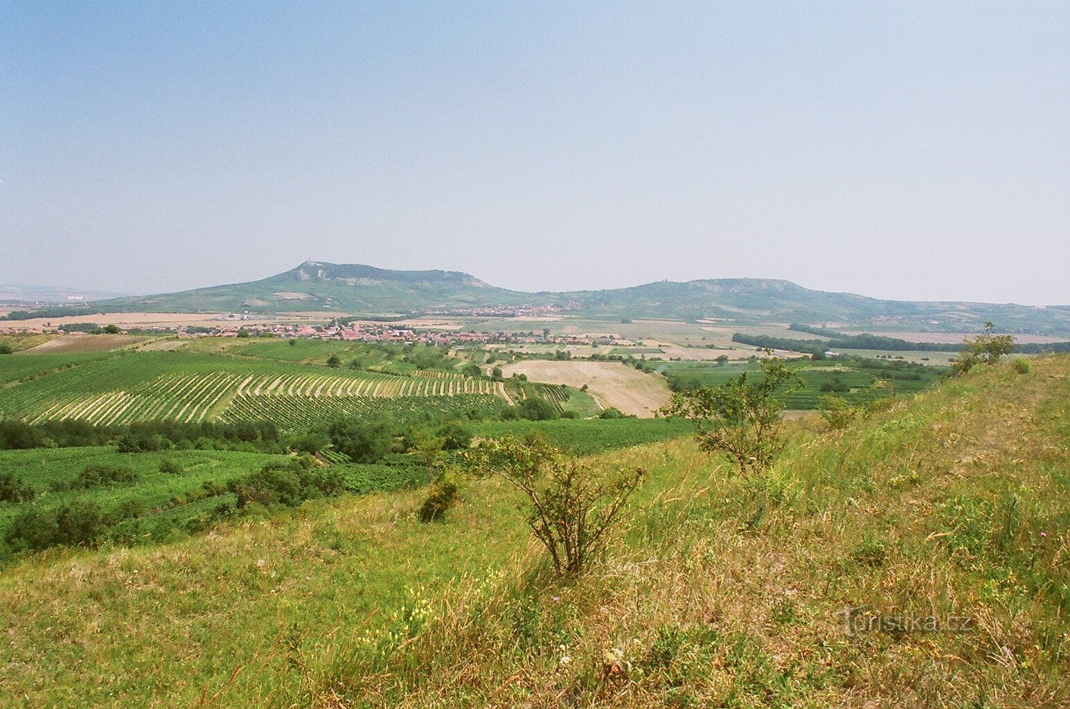 Kilátás a Pálavára a Velká Slunečná (Dunajo-hegység) felől