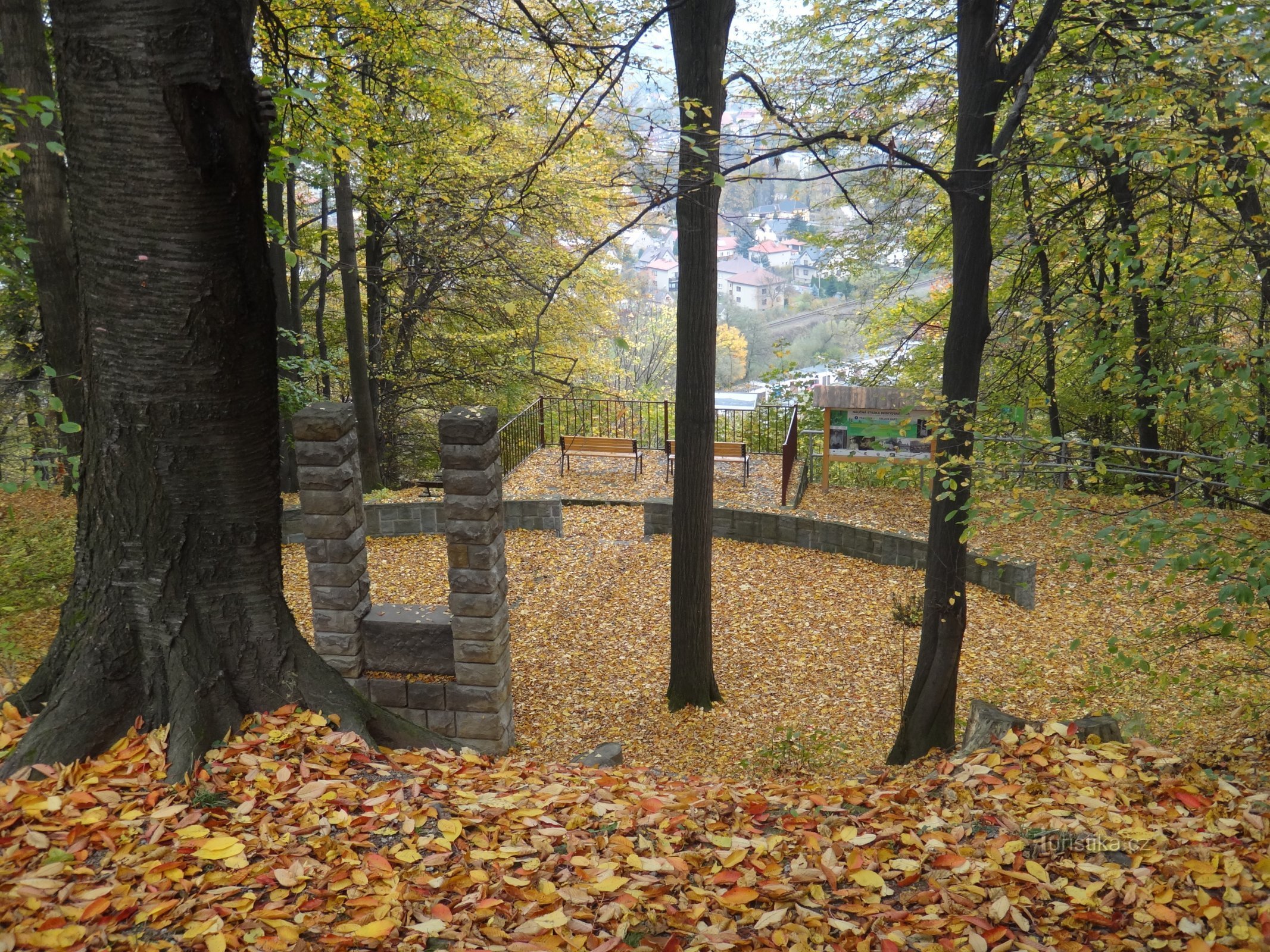 Blick auf das Denkmal und den Aussichtspunkt von oben