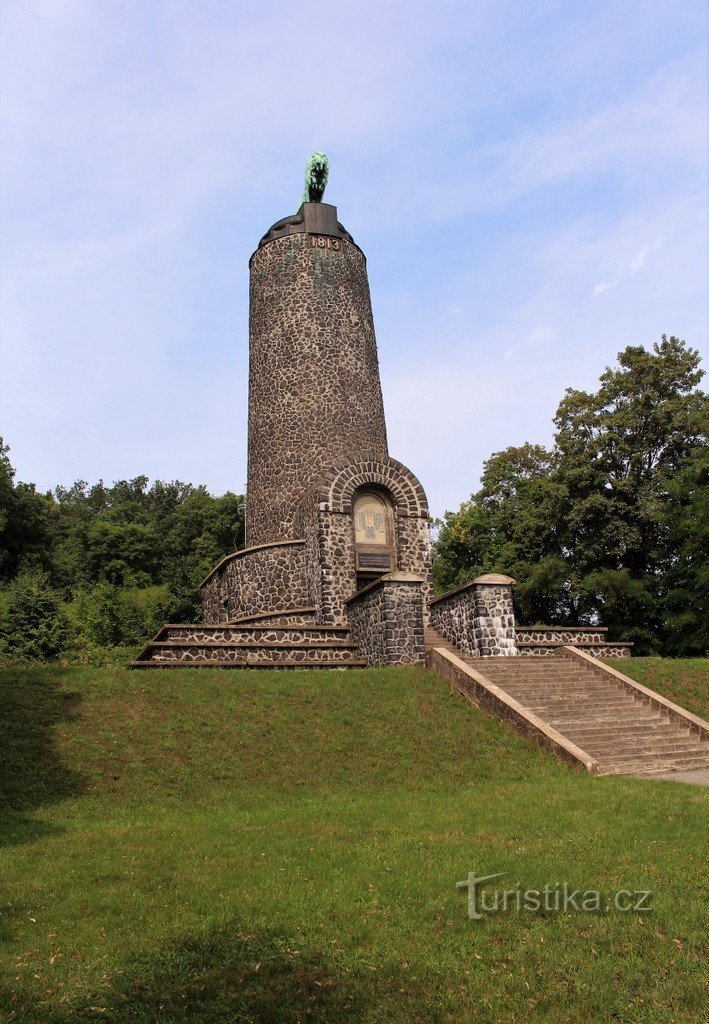 Blick auf das Denkmal von SW