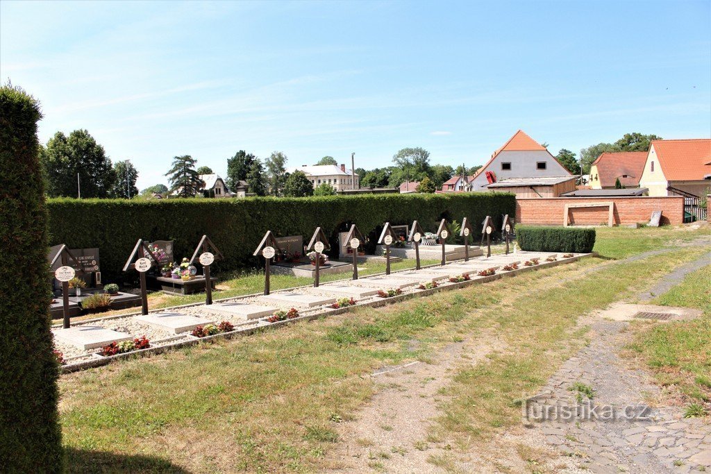 Kilátás az emlékműre a templomból