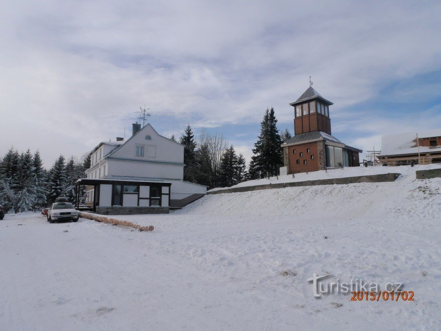 vista della foresteria e torre di avvistamento