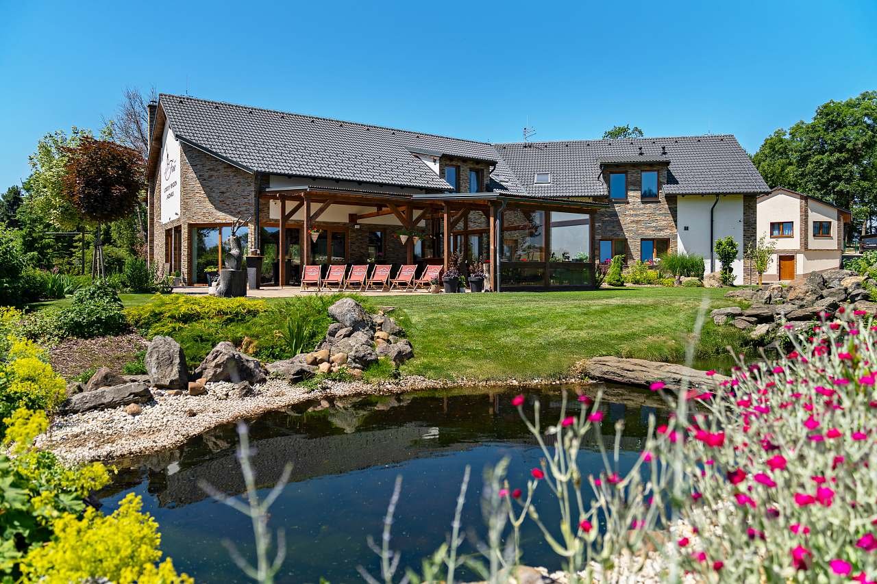 Pohled na Penzion z okrasné zahrady