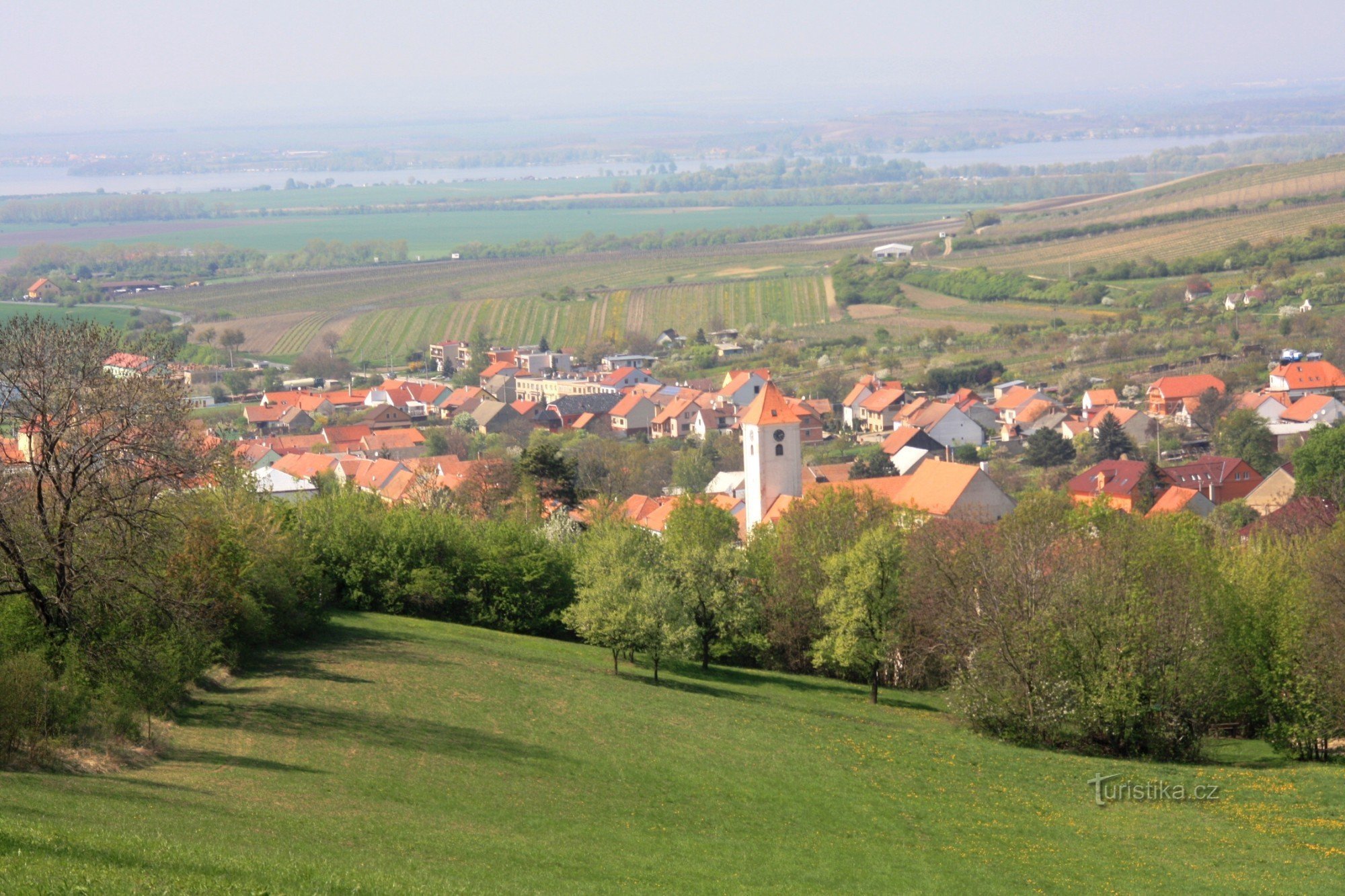 Uitzicht op Pernou vanaf de kruising Nad Pernou