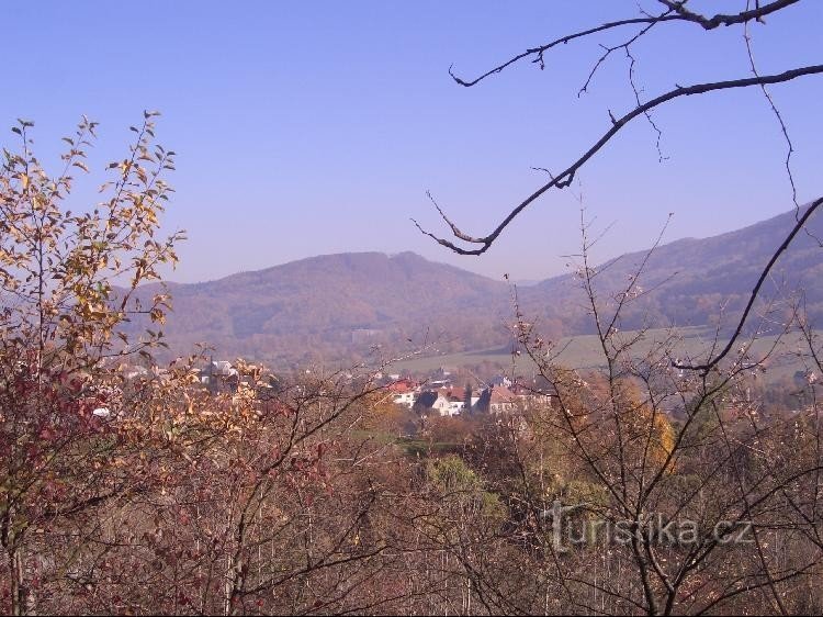 Vista de Pískovna do estacionamento central em Štramberk