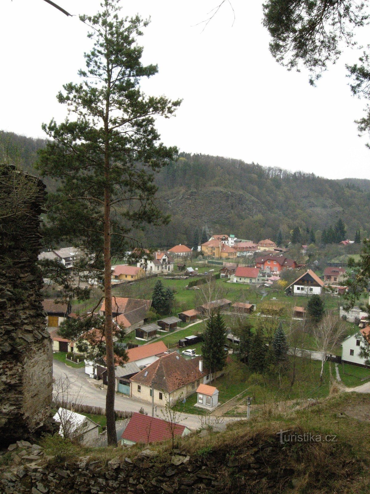 Gezicht op Podhradí vanaf Frejštejn